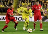 Football Soccer - Villarreal v Liverpool - UEFA Europa League Semi Final First Leg - El Madrigal Stadium, Villarreal, Spain - 28/4/16 Liverpool's Nathaniel Clyne in action with Villarreal's Samuel Castillejo Reuters / Heino Kalis Livepic