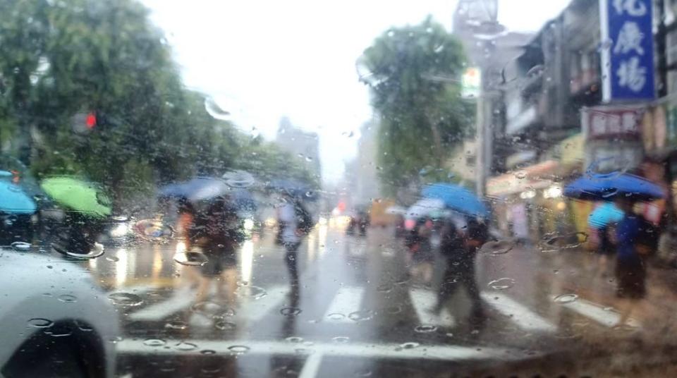 高雄地區下豪大雨不少路段大塞車。（記者許正雄攝）