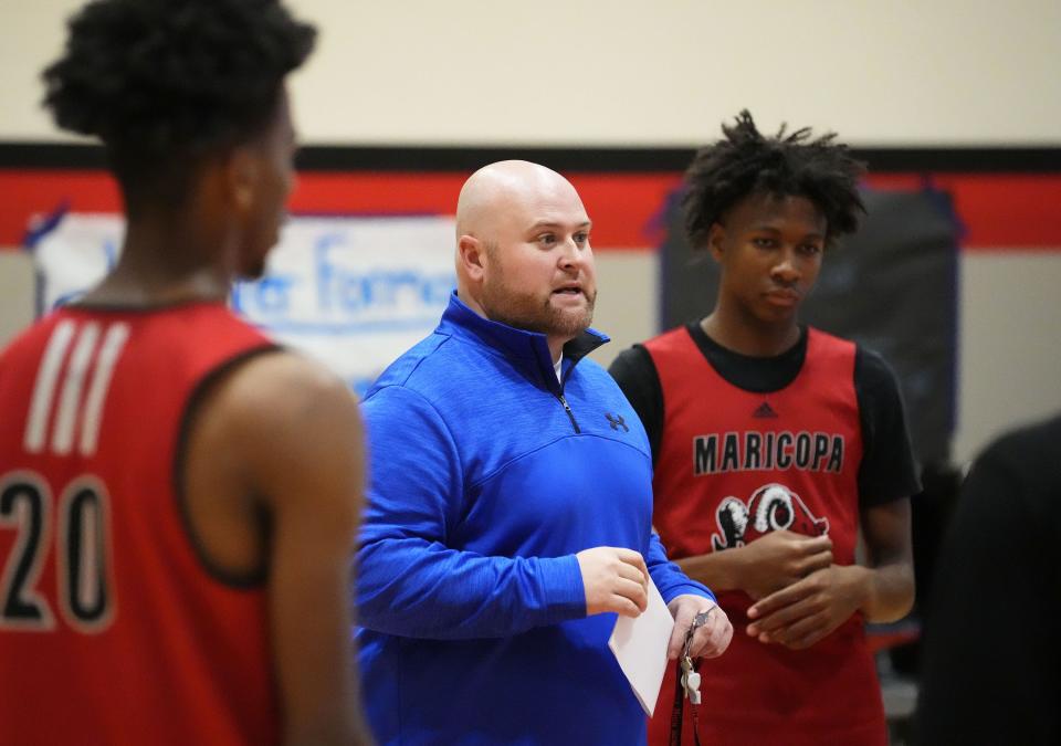 Jan 18, 2022; Maricopa, Arizona, USA; Maricopa High School basketball head coach Paul Gretkierewicz huddles with his players during practice.