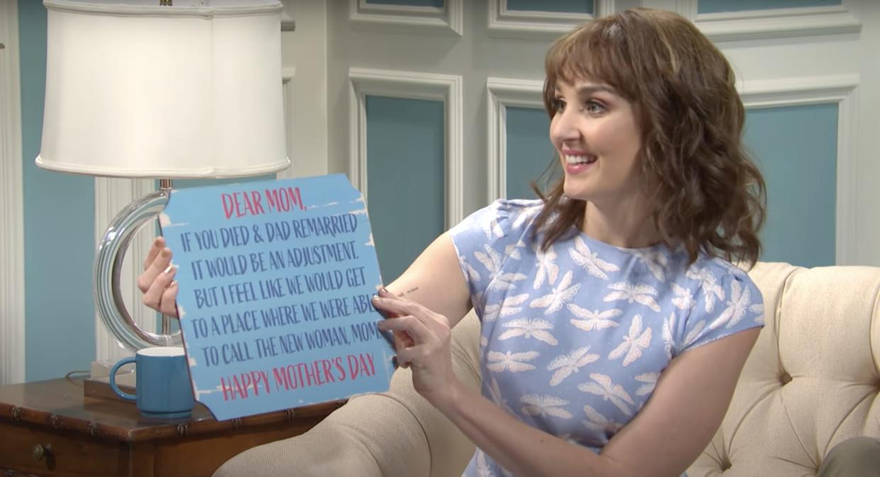 Chloe Fineman's character looked too delighted to share a nasty sign.  ('SNL'/NBC)