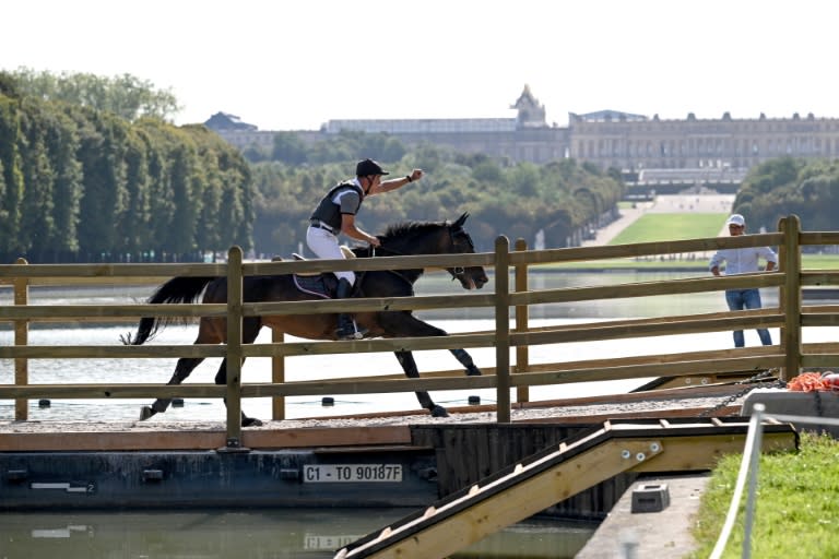 Un jinete y su caballo en el parque de Château de Versailles,en una prueba en 2023, donde se disputará la hípica en los Juegos Olímpicos de París (Bertrand GUAY)