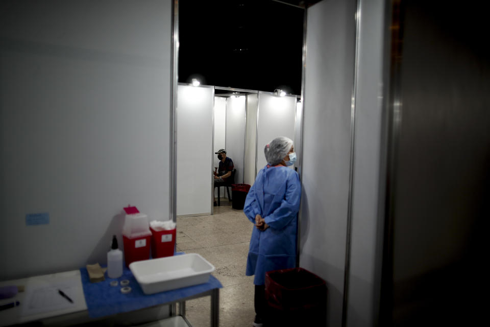 Un hombre espera su turno para recibir una inyección de la vacuna rusa Sputnik V para el COVID-19 en un sitio de vacunación instalado en el estadio Luna Park en Buenos Aires, Argentina, el lunes 15 de marzo de 2021. (AP Foto/Natacha Pisarenko)