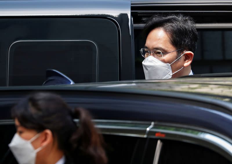 Samsung Group heir Jay Y. Lee arrives for a court hearing to review a detention warrant request against him at the Seoul Central District Court in Seoul