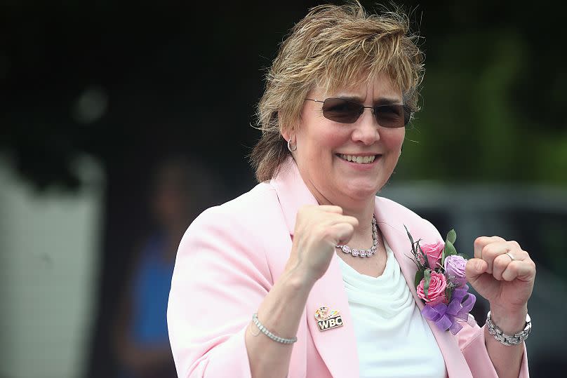 Christy Martin posa para los asistentes durante el Desfile de Campeones anual el 12 de junio de 2022 en Canastota, Nueva York.