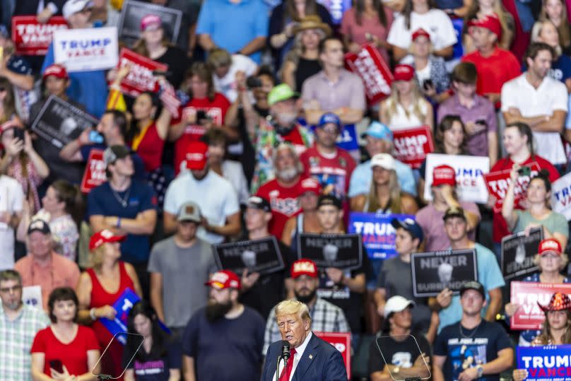 Trump y sus seguidores durante el mitin en Grand Rapids