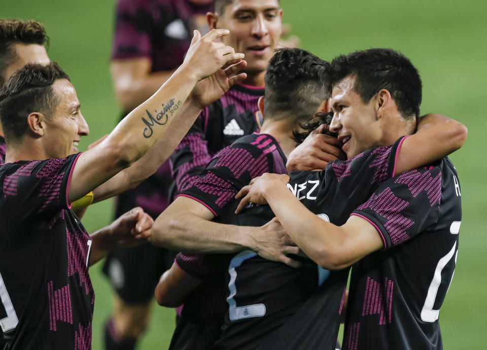 Hirving Lozano (derecha) es felicitado por sus compañeros de la selección mexicana luego de anotar en un partido amistoso ante Islandia, el sábado 29 de mayo de 2021, en Arlington, Texas (AP Foto/Brandon Wade)