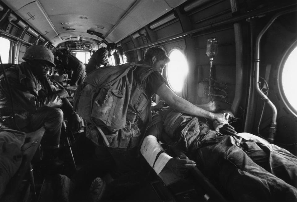 <p>American casualties are evacuated by air-ambulance during the Vietnam war. (Photo: Terry Fincher/Daily Express/Hulton Archive/Getty Images) </p>