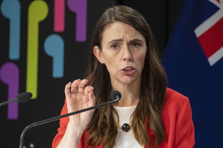 La primera ministra de Nueva Zelanda, Jacinda Ardern, gesticula durante una rueda de prensa el 23 de marzo de 2022 en el Parlamento de Wellington, Nueva Zelanda. 