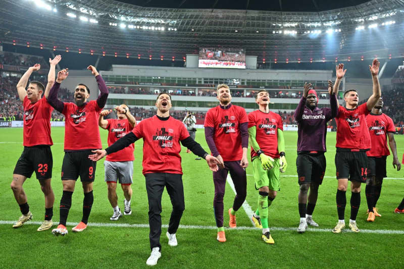 Leverkusen's players celebrate with the fans after the UEFA Europa League semi-final second leg match between Bayer Leverkusen and AS Roma in the BayArena. Bernd Thissen/dpa