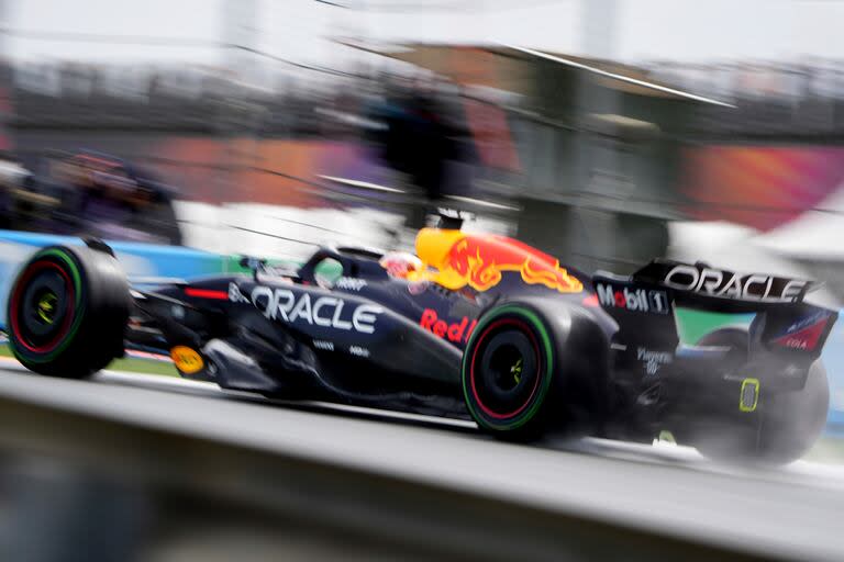 Max Verstappen comenzó la actividad en el GP de Países Bajos con lluvia sobre el circuito en el que ganó los últimos tres años y al que llega más complicado esta vez.