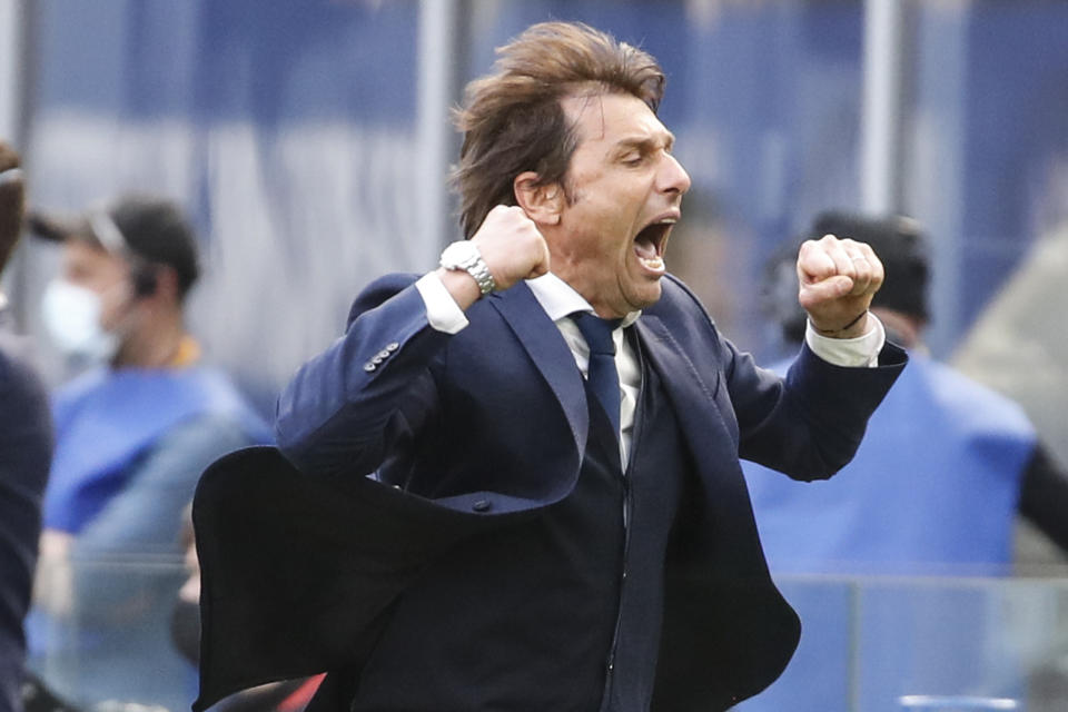 El técnico del Inter Antonio Conte celebra tras la victoria 1-0 ante Hellas Verona en la Serie A italiana, el domingo 25 de abril de 2021. (AP Foto/Antonio Calanni)