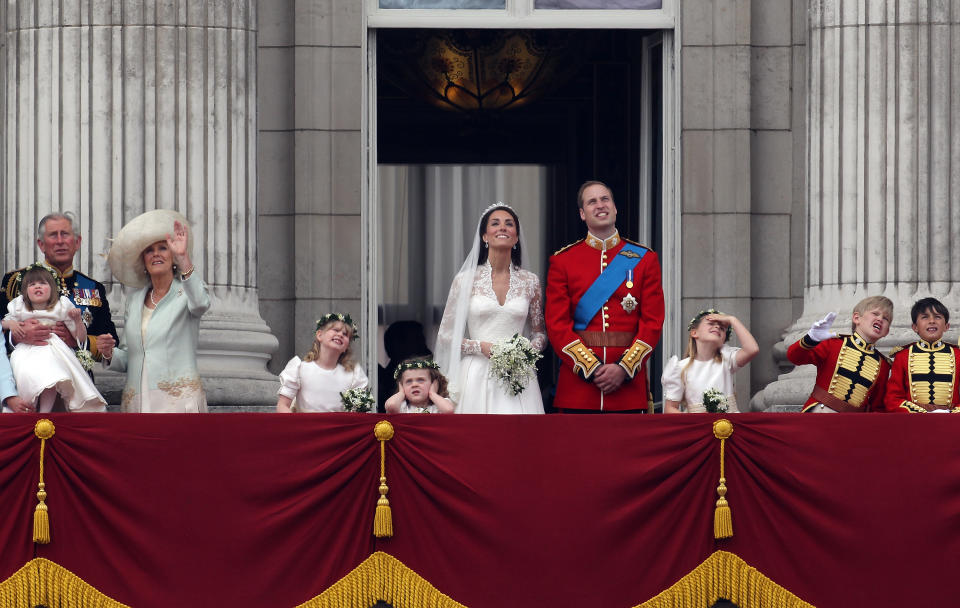 La famille royale observe le survol d’avions militaires depuis le balcon du palais de Buckingham