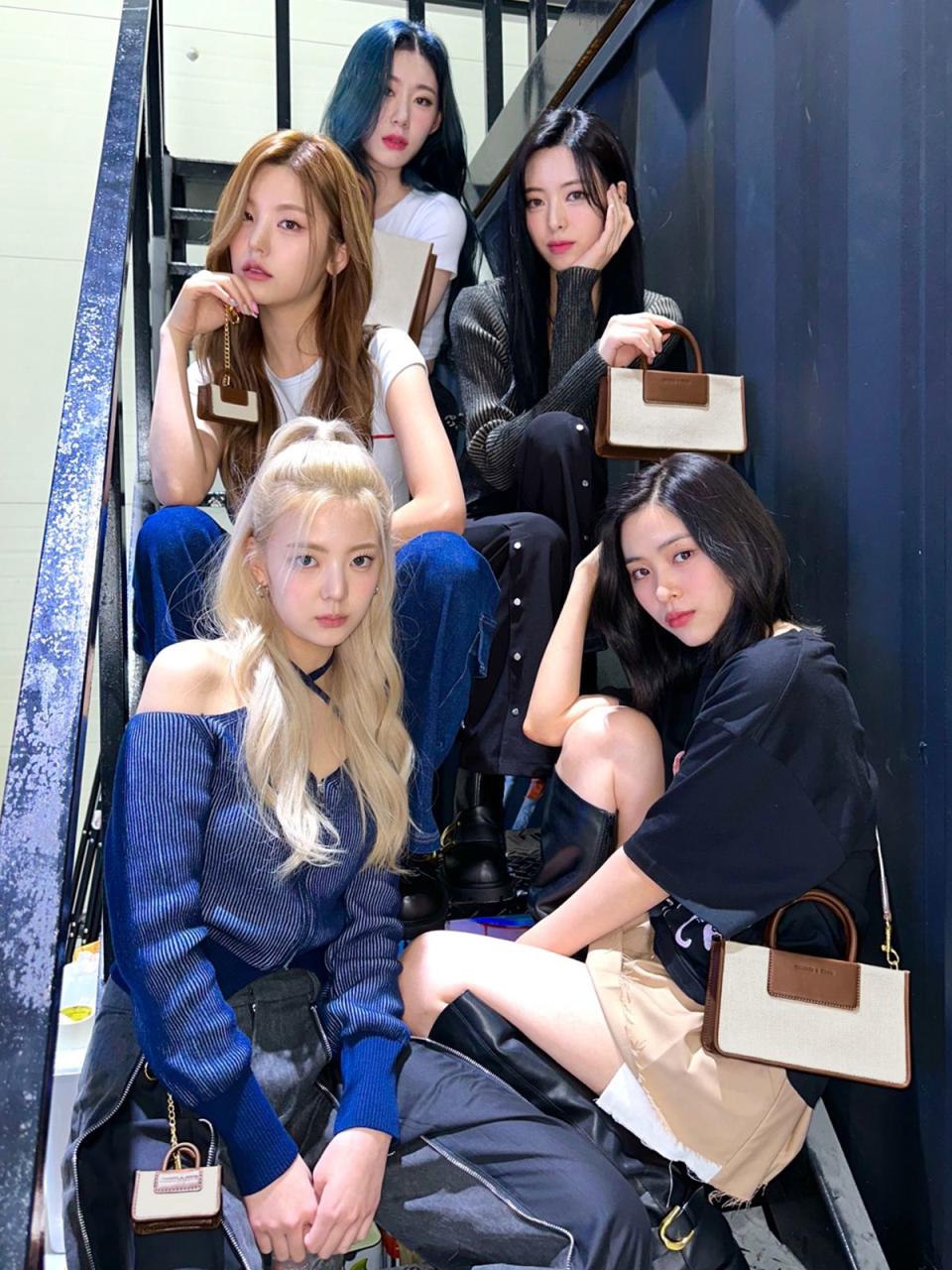 Group photo of ITZY – South Korean girl band carrying ITZ MINE bags.