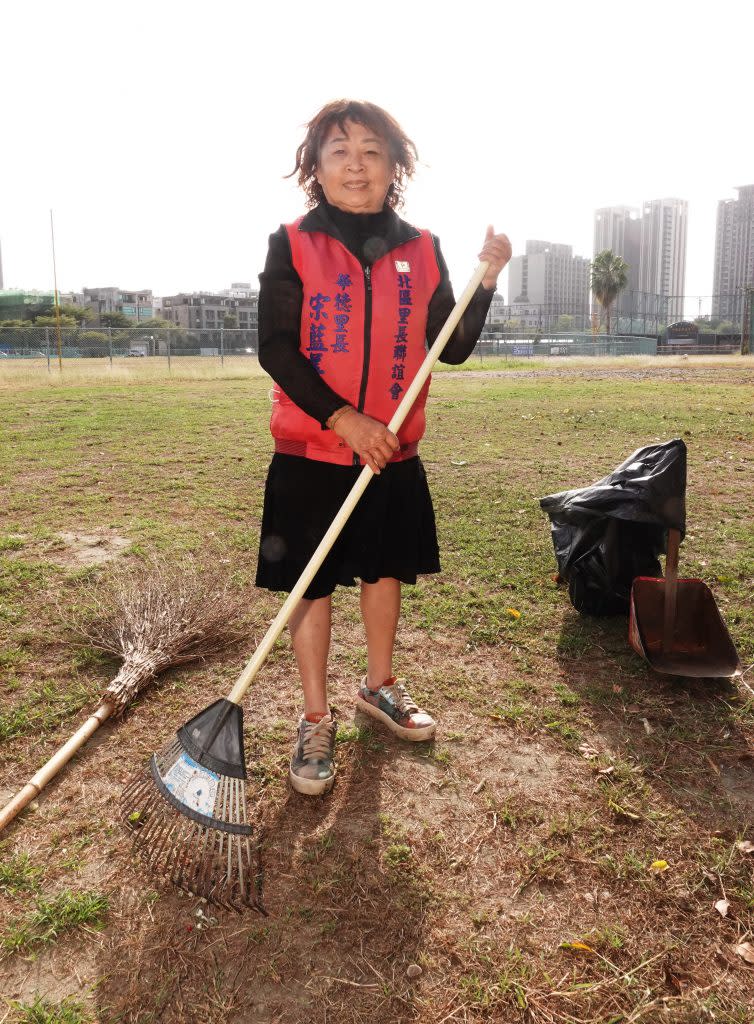 宋藍美玉掃地功力驚人，連環保局清潔人員都自嘆弗如。 （記者陳俊文攝）