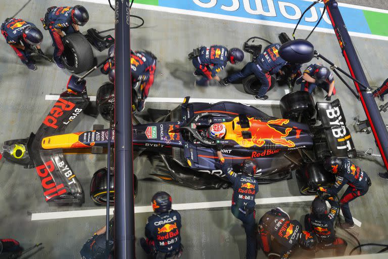 El Red Bull de Max Verstappen en la pit lane durante un cambio de neumáticos; el neerlandés intentará regresar a lo más alto en el GP de Japón