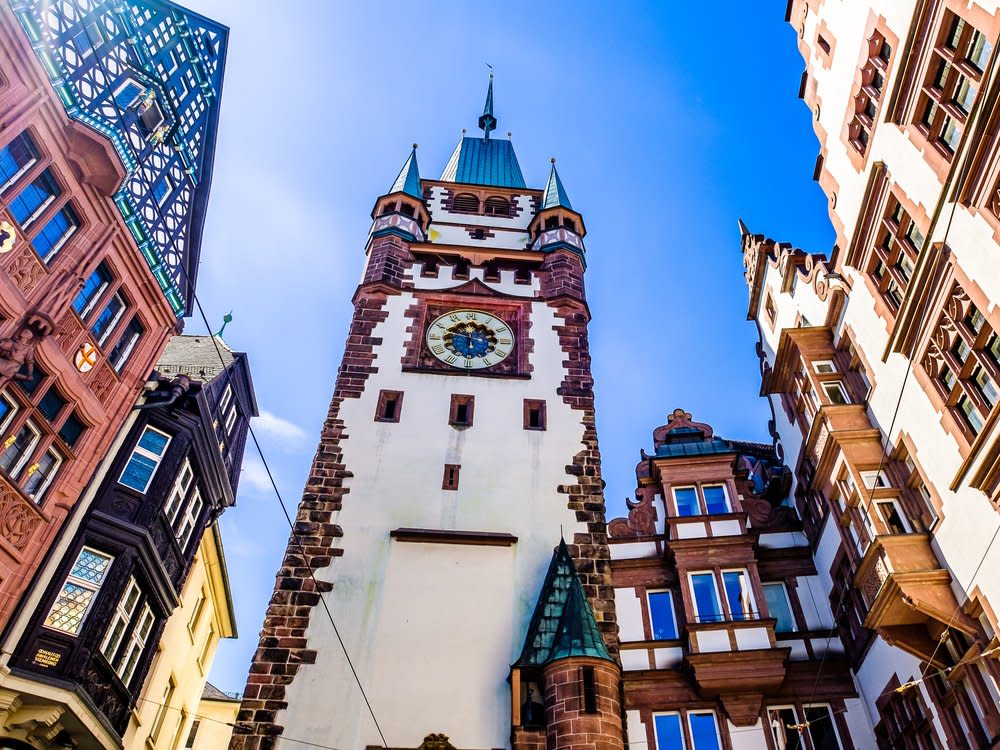 Freiburg im Breisgau zeichnet sich durch seine mittelalterliche Altstadt aus. (Bild: FooTToo/Shutterstock.com)