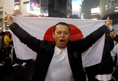 People celebrate the start of Japan's new Reiwa imperial era and Emperor Naruhito's accession to the throne in Tokyo, Japan, May 1, 2019. REUTERS/Kim Kyung-Hoon