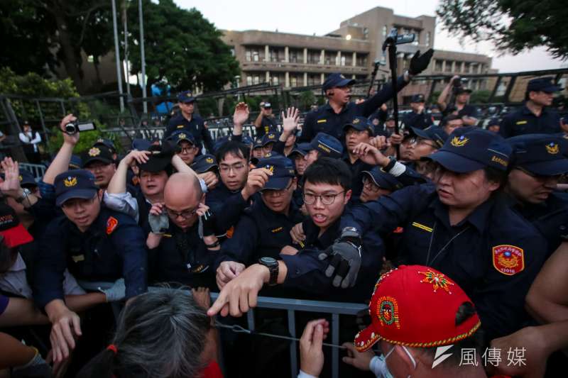 20191112-中華民國退警總會12日至政院前抗議太陽花國賠，與警方發生推擠衝突。（顏麟宇攝）