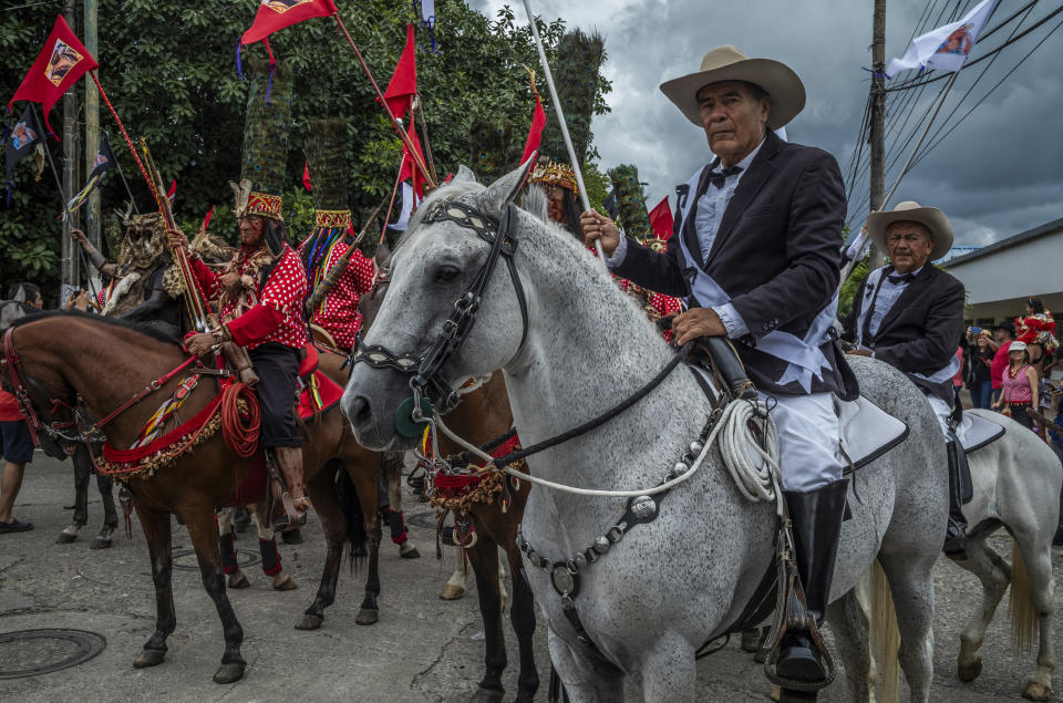 Oscar Rey, sobrino de Ernesto Rey y guardaparques del nuevo parque, y Oscar Gaitán, quien realiza actividades de extensión social en nombre del parque. (Federico Rios/The New York Times)