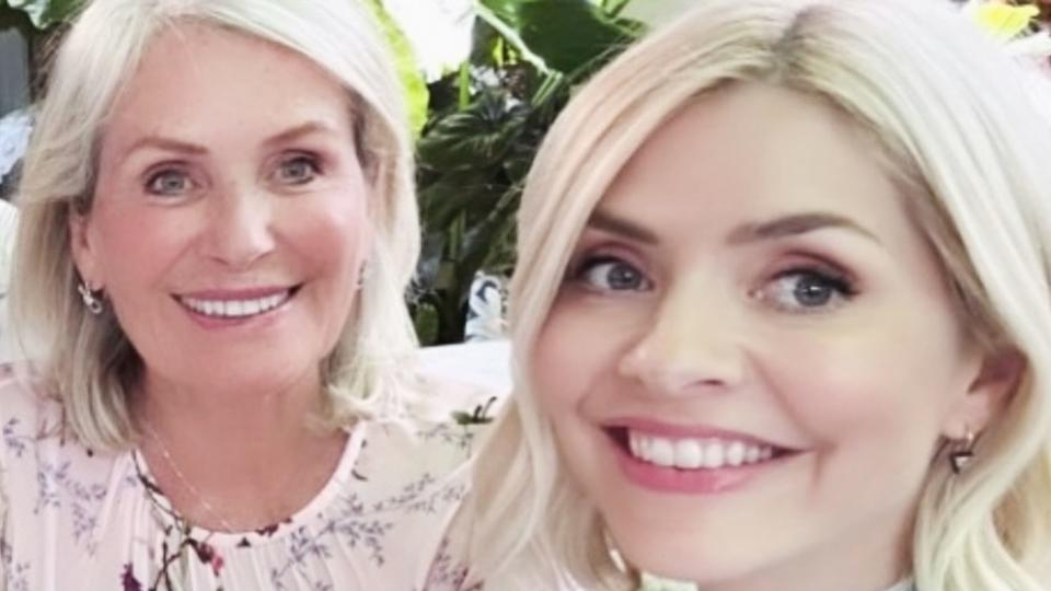 holly willoughby selfie with mum 
