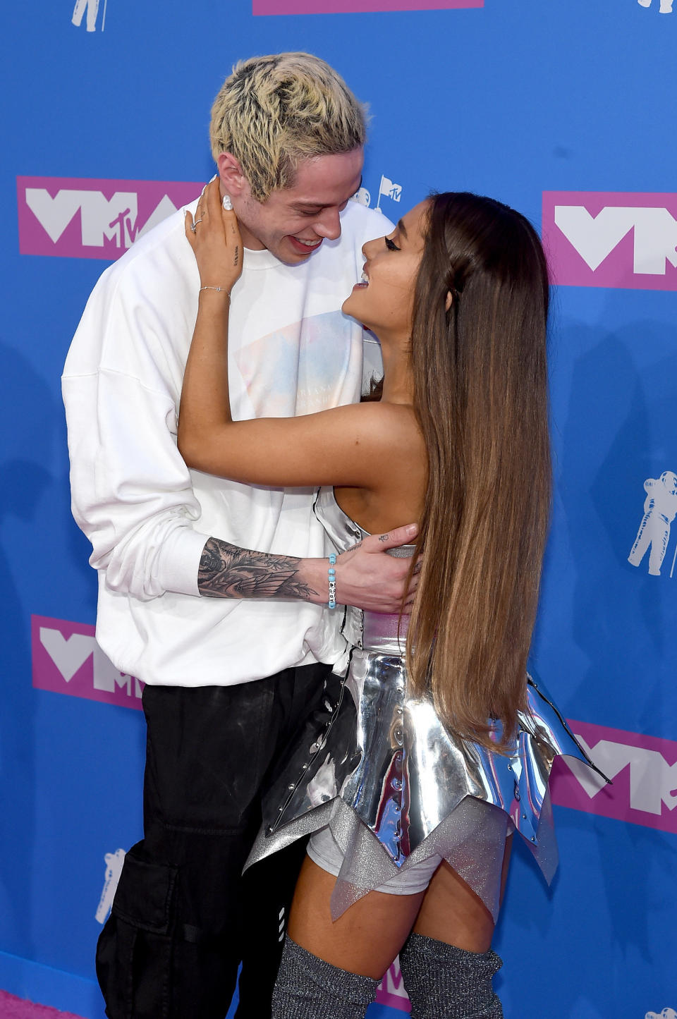 Pete Davidson and Ariana Grande post for the cameras at the 2018 MTV Video Music Awards. (Photo: Jamie McCarthy via Getty Images)