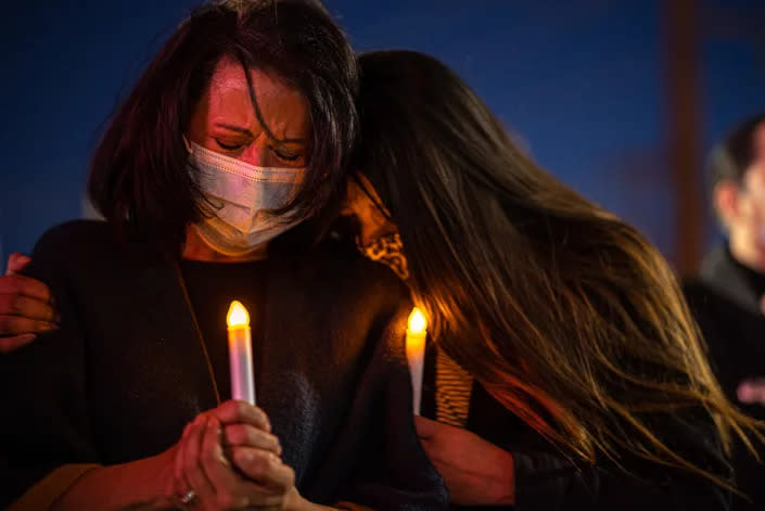 La esposa de Ernie Chacón, Celia, a la izquierda, y su hija Sarah Chacón Mendoza sosteniendo unas velas en la vigilia el 10 de marzo de 2021, afuera del Centro Médico Las Palmas en El Paso. Su esposo murió de COVID-19 el 11 de diciembre de 2020.