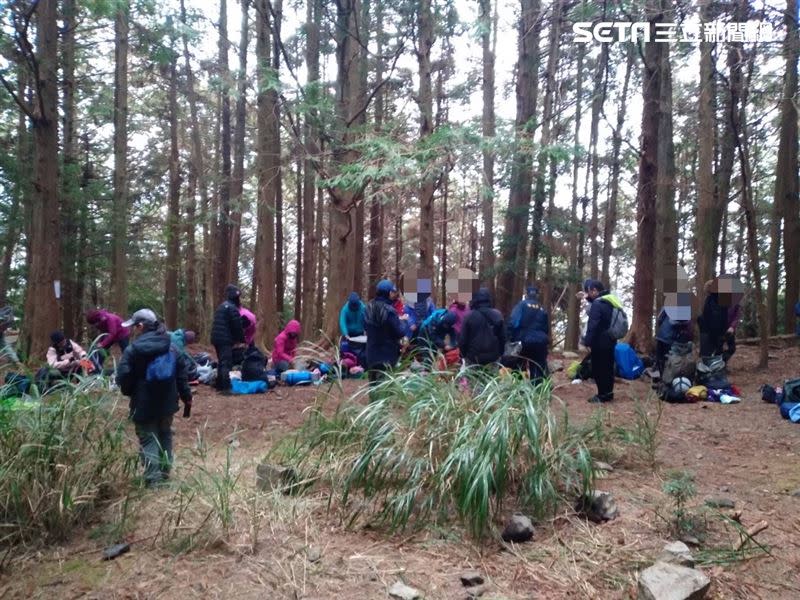 21名山友陸續回到營地，遭逮個正著。（圖／東勢林管處提供）