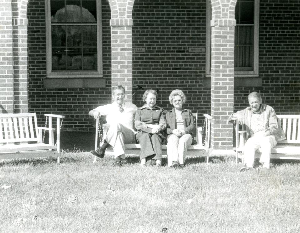 Dr. Raymond Evers (left) sits with Elsie Gessert, Margaret Renk and an unidentified resident at Rocky Knoll on May 4, 1976.