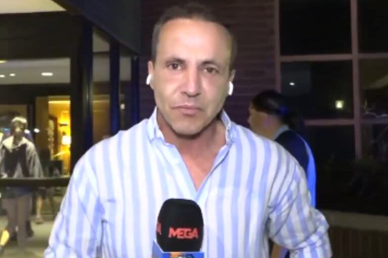 Tras el emotivo momento, el periodista español rompió en llanto (Foto: Captura de video / X @elchiringuitotv)