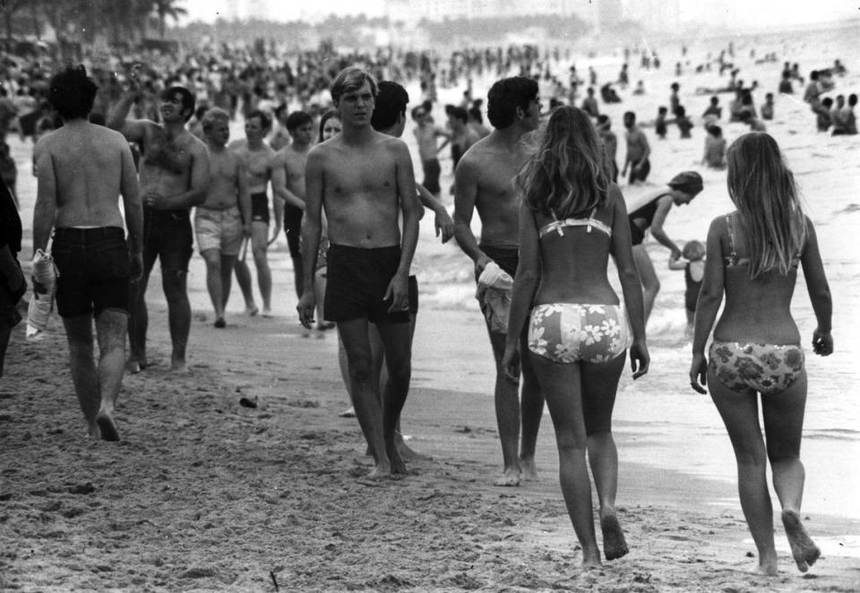 Broward historical photo circa 1970 Miami Herald files Spring break college invasion.