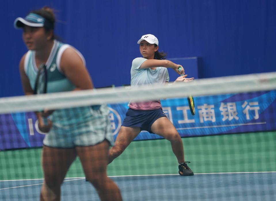 台灣女雙組合梁恩碩（前）與吳芳嫺（後）5日在成都世界大學運動會網球女雙決賽，以7比5、6比4擊敗中國組合郭涵煜與蔣欣玗，贏得金牌。（圖／大專體總提供）