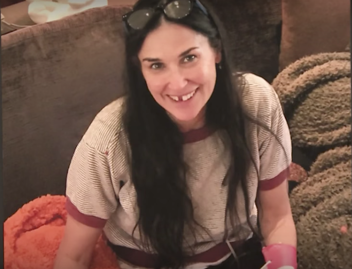 Demi Moore missing front teeth. (Photo: YouTube)