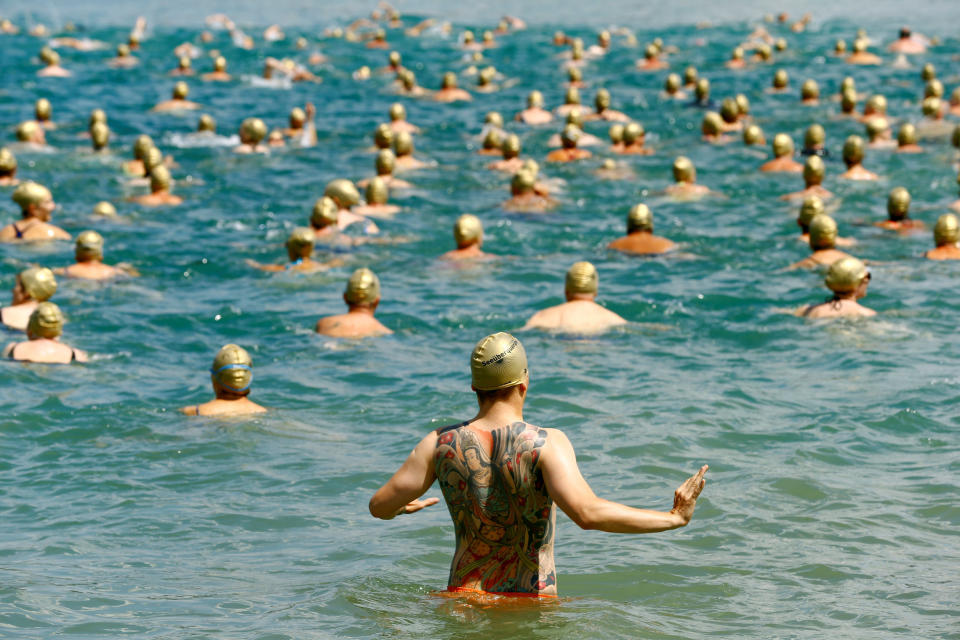 <p>An der 30. Zürcher Seeüberquerung nahmen rund 9.000 begeisterte Schwimmer teil. Die Hobbyathleten mussten dabei eine Strecke von 1.500 Metern zurücklegen. (Bild: Reuters/Arnd Wiegmann) </p>