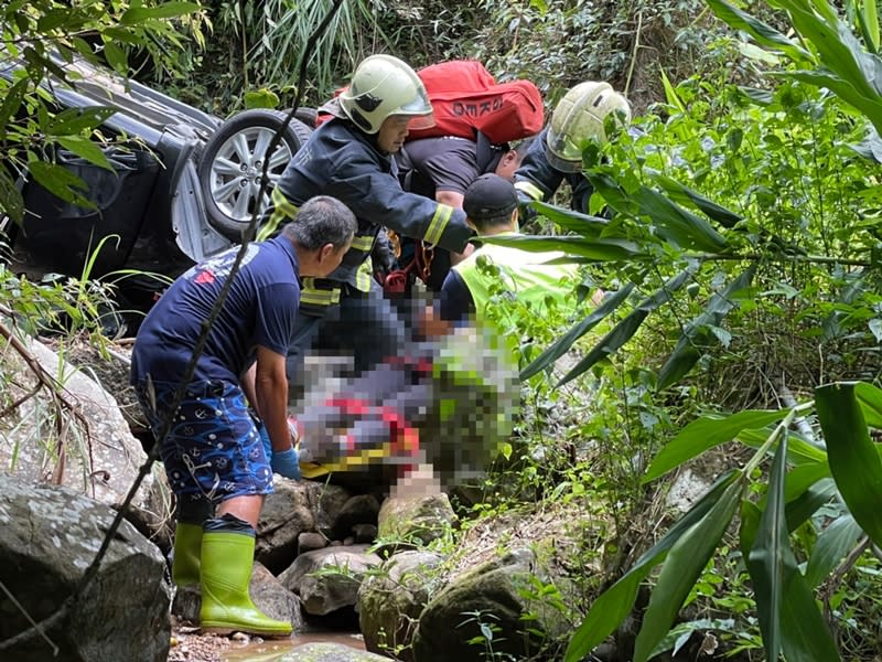 66歲林姓女子22日上午開車載友人李姓女子，前往新北市貢寮區桃源谷爬山，抵達目的地附近時，李女先下車在旁等候，林女倒車時，車輛不慎墜落約20公尺山谷，林女送醫急救後宣告不治。（中央社／民眾提供）