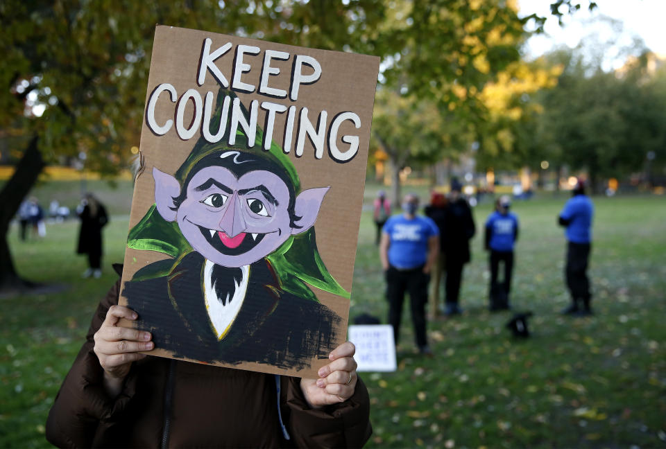 Kein Wahlsieger ohne ordentlichen "Count". Hier hält eine Demonstratin ein selbstgemaltes Schild des Grafen bei einer Wahl-Veranstaltung in Boston. (Bild: Jessica Rinaldi/The Boston Globe via Getty Images)