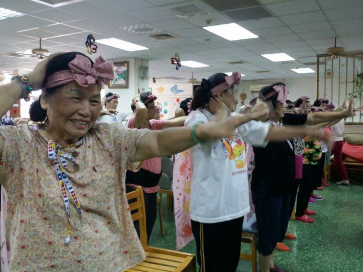 台中春社關懷據點長輩化身小飛俠，加碼演出自娛娛人（圖／金武鳳攝 , 2017.7.17）