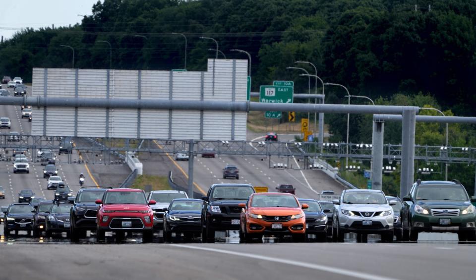 Traffic heads north on Route 95 in Warwick just before the Route 295 split.