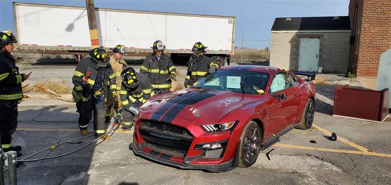 美國迪爾伯恩消防隊使用Mustang Shelby GT500進行拆解車輛訓練。（圖／翻攝自Dearborn Fire Department FB）