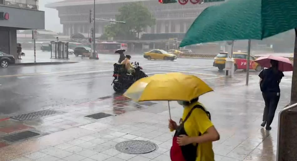 大雨來的突然，不少民眾被淋成落湯雞。（圖／東森新聞）