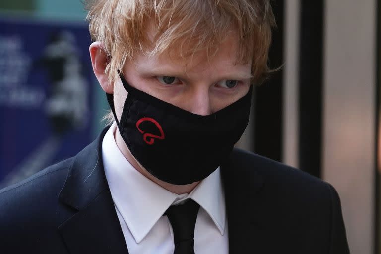 El músico británico Ed Sheeran, a la salida de un juzgado en el centro de Londres