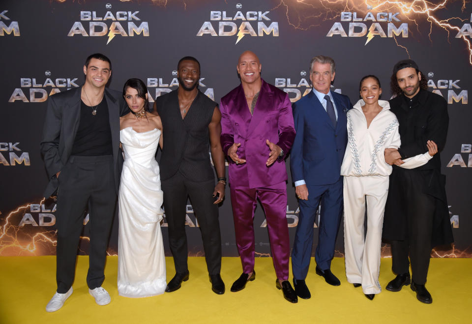 Noah Centineo, Sarah Shahi, Aldis Hodge, Dwayne Johnson 'The Rock', Pierce Brosnan, Quintessa Swindell y Marwan Kenzari en la premiere en Londres de 'Black Adam' 