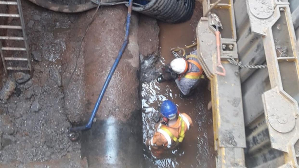 Mitarbeiter des Abwasserunternehmens Severn Trent in Birmingham arbeiten rund um die Uhr daran, den Koloss in der Kanalisation zu entfernen.