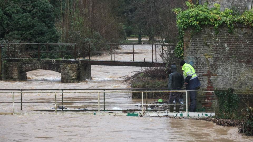 In Frankreich sind Straßen überschwemmt. (Bild: dpa)