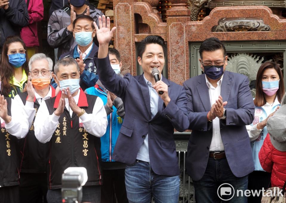台北市長當選人蔣萬安到文昌宮參拜時，受到市民熱烈的歡迎。&nbsp;&nbsp;&nbsp;圖：張良一 / 攝