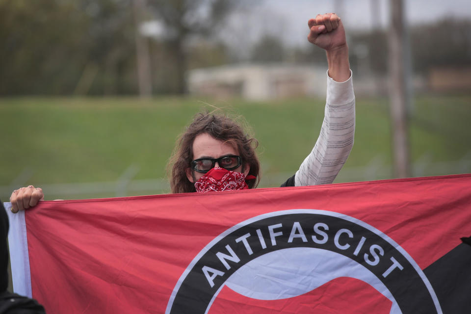 <p>An anti-fascist demonstrator, also known as Antifa, taunts participants as they arrive for a white nationalist’s rally on Oct. 28, 2017 in Shelbyville, Tenn. (Photo: Scott Olson/Getty Images) </p>