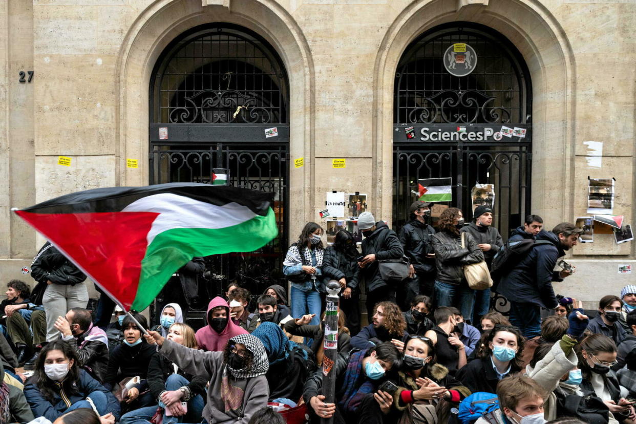 Des manifestants rassemblés lors de l'occupation, en soutien aux Palestiniens, d'un bâtiment de l'Institut d'études politiques Sciences Po à Paris, le 26 avril 2024.  - Credit:Jeanne Accorsini/Sipa