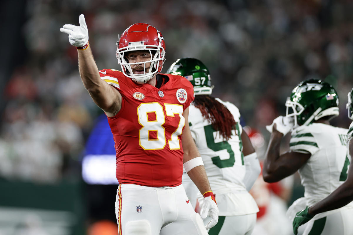 Source - Chiefs TE Travis Kelce (back) expected to play - ESPN