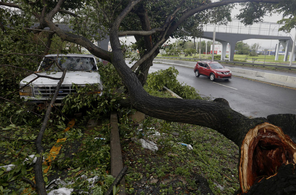 <p>MIA23. SAN JUAN (PUERTO RICO), 07/09/2017.- Vista de daños en el barrio de Santurce tras el paso del huracán Irma, hoy jueves, 7 de septiembre de 2017, en San Juan (Puerto Rico). El gobernador de Puerto Rico, Ricardo Rosselló, informó hoy que fallecieron tres personas en hechos relacionados con las malas condiciones climatológicas causadas por el paso del huracán Irma, mientras que los mayores incidentes que se han registrado son árboles y postes eléctricos caídos. EFE/Thais Llorca </p>