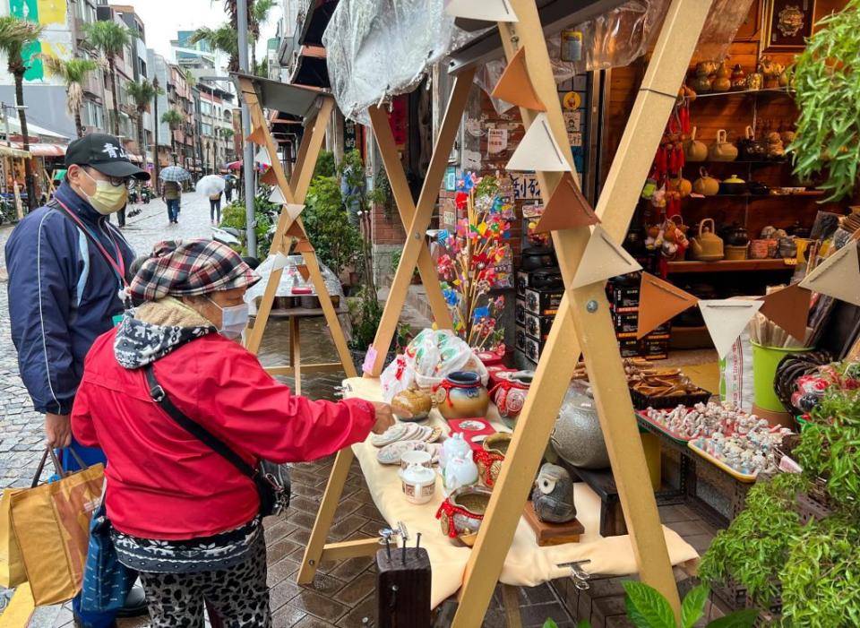 二０二二新北鶯歌嘉年華十七日登場，今年與在地五十家店家合作首度推出「陶好市集」，提供陶瓷商品優惠。（記者吳瀛洲攝）