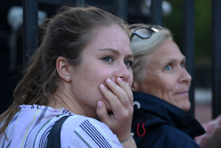 La gente se reúne frente al Palacio de Buckingham en el centro de Londres después de que se anunció que la reina Isabel II murió, el 8 de septiembre de 2022